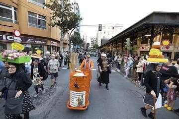  Telde disfruta con el pasacalle de los protagonistas del Carnaval de 'Studio 54'/Lpacarnaval.